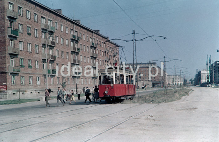 Linia tramwajowa w dzisiejszej Alei Andersa, wcześniej Alei Rewolucji Październikowej (195?-1991). Po lewej na budynku anons wystawy fotografii amatorskiej. Fotografia barwna.

fot. Wiktor Pental/idealcity.pl

