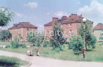 Osiedle Wandy, koniec lat 60. XXw. Fotografia barwna.

fot. Wiktor Pental/idealcity.pl

