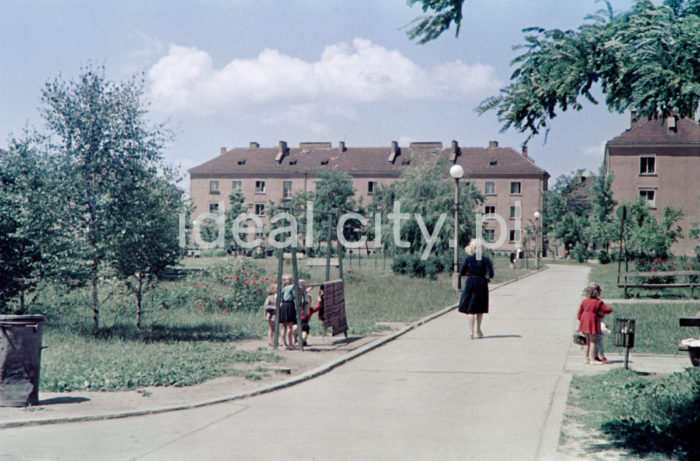 Osiedle Wandy, koniec lat 50. XXw. Fotografia barwna.

fot. Wiktor Pental/idealcity.pl


