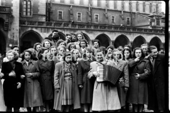 Wycieczka na Rynku Głównym w Krakowie. Lata 50. XXw.

fot. Wiktor Pental/idealcity.pl

