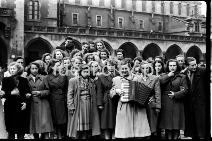 A trip to the Main Market Square in Kraków. 1950s.

Wycieczka na Rynku Głównym w Krakowie. Lata 50. XX w.

Photo by Wiktor Pental/idealcity.pl

