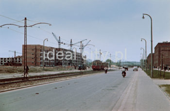 Tramcar 14 in Rewolucji Październikowej Alley (October Revolution Alley, now Gen. Władysława Andersa Alley), view towards the Rondo Kocmyrzowskiego roundabout and the D-1 (Spółdzielcze) Estate on the left and C-1 (Teatralne) Estate on the right. 1950s. Colour photography.

Tramwaj linii 14 na alei Rewolucji Październikowej (obecnie aleja gen. Władysława Andersa), widok w kierunku Ronda Kocmyrzowskiego i osiedli D-1 (Spółdzielcze) po lewej stronie oraz C-1 (Teatralne) - po prawej, l. 50. XX w. Fotografia barwna.

Photo by Wiktor Pental/idealcity.pl

