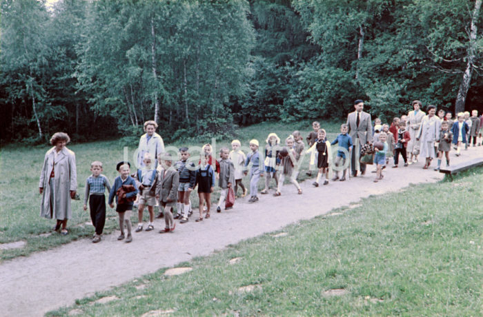 A school trip to the zoological garden in Kraków, Wolski Forest. 1950s. Colour photography

Wycieczka szkolna w krakowskim ZOO, Las Wolski. Lata 50. XX w. Fotografia barwna.

Photo by Wiktor Pental/idealcity.pl

