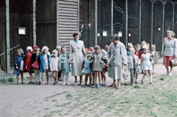 Wycieczka szkolna w krakowskim ZOO, Las Wolski. Lata 50. XXw. Fotografia barwna.

fot. Wiktor Pental/idealcity.pl

