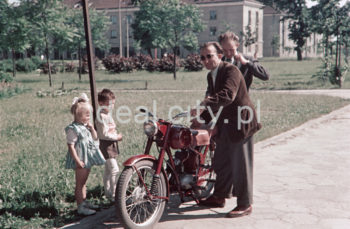 Motocykl WFM na ulicy Zuchów, Osiedle Wandy, w tle Osiedle Na Skarpie, lata 50. XXw. Fotografia barwna.

fot. Wiktor Pental/idealcity.pl

