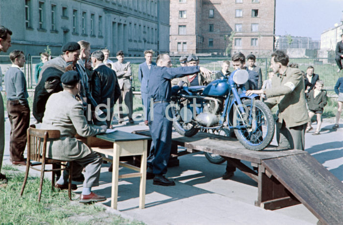 How a motorcycle is built.

Szkolenie z budowy motocykla.

Photo by Wiktor Pental/idealcity.pl

