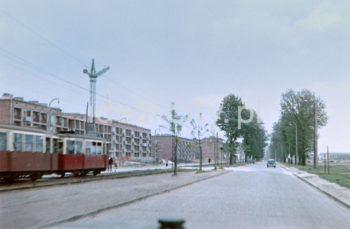 Aleja Planu 6-letniego (obecnie aleja Jana Pawła II), widok w kierunku placu Centralnego, po lewej stronie budynki mieszkalne na osiedlu Handlowym (D-3), koniec l.50.XX w. Fotografia barwna.

fot. Wiktor Pental/idealcity.pl
