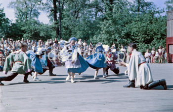 Występ dziecięcego zespołu folklorystycznego. Fotografia barwna.

fot. Wiktor Pental/idealcity.pl

