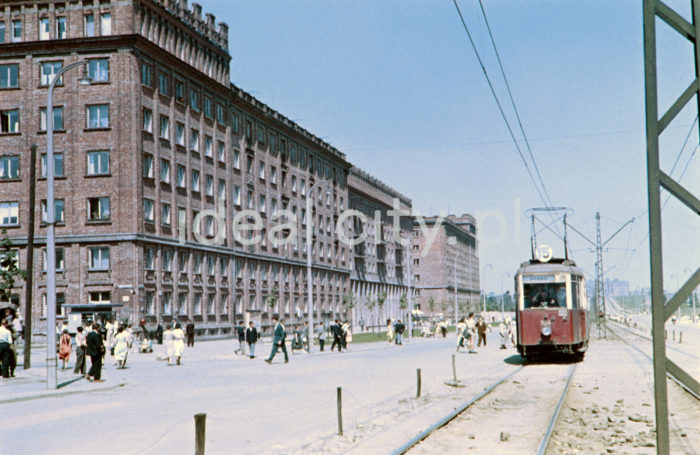 Linia tramwajowa w Alei Solidarności, wcześniej Alei Głównej (1949-1958), następnie Alei Lenina (1958-1990)
Fotografia barwna.

fot. Wiktor Pental/idealcity.pl

