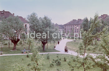 Osiedle Wandy, koniec lat 60. XXw.  Fotografia barwna.

fot. Wiktor Pental/idealcity.pl

