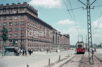 Lenina Alley (now Solidarności Alley), view of residential buildings on the Szkolne (B-1) Estate, intersection with Andrzeja Struga Street; in the background behind tram no. 5: Administrative Centre. Early 1960s.

Aleja Lenina (obecnie aleja Solidarności), widok na budynki mieszkalne, na osiedlu Szkolnym (B-1) na skrzyżowaniu z ulicą Andrzeja Struga, w tle, za tramwajem nr 5, widoczne budynki Centrum Administracyjnego, początek lat 60.

Photo by Wiktor Pental/idealcity.pl

