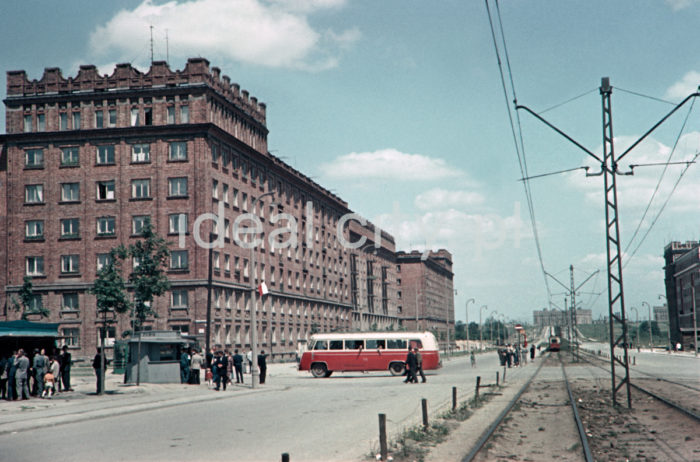 Po lewej stronie osiedle Szkolne (B-1), w głębi kadru widoczne kontury budynki Centrum Administracyjnego Huty im. Lenina. Torowisko przecina autobus tzw. 