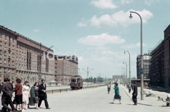 Lenina Alley (now Solidarności Alley), view of residential buildings on the Szkolne (B-1) Estate at the intersection with Andrzeja Struga Street; in the background: building “Z”, Administrative Centre, Lenin Steelworks; on the right: corner building on the Stalowe (A-11) Estate. Early 1960s. Colour photography.

Aleja Lenina (obecnie aleja Solidarności), widok na budynki mieszkalne, na osiedlu Szkolnym (B-1) na skrzyżowaniu z ulicą Andrzeja Struga, w tle widoczny budynek „Z” Centrum Administracyjnego HiL, po prawej narożny budynek na osiedlu Stalowym (A-11),  pocz. l.60. XXw.
Fotografia barwna.

Photo by Wiktor Pental/idealcity.pl

