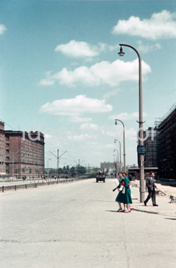 Lenina Alley (now Solidarności Alley), view of residential buildings on the Szkolne (B-1) Estate at the intersection with Andrzeja Struga Street; in the background: building “Z”, Administrative Centre, Lenin Steelworks; on the right: corner building on the Stalowe (A-11) Estate. Early 1960s. Colour photography.

Aleja Lenina (obecnie aleja Solidarności), widok na budynki mieszkalne, na osiedlu Szkolnym (B-1) na skrzyżowaniu z ulicą Andrzeja Struga, w tle widoczny budynek „Z” Centrum Administracyjnego HiL, po prawej narożny budynek na osiedlu Stalowym (A-11),  pocz. l. 60. XX w. Fotografia barwna.

fot. Wiktor Pental/idealcity.pl

