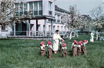 The kindergarten in Nowa Huta on the Willowe Estate, view from the terrace and the estate. It was designed by architects Janusz and Marta Ingarden in 1950, and opened in 1951.

Pierwsze przedszkole w Nowej Hucie na osiedlu A-1 Południe (Wandy), widok od strony tarasu i osiedla. Zaprojektowane zostało przez architektów Janusza i Martę Ingardenów w 1950 roku. Otwarte w 1951 roku.

Photo by Wiktor Pental/idealcity.pl

