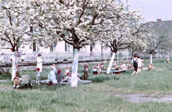 Przedszkole w Nowej Hucie na osiedlu Willowym, widok od strony tarasu i osiedla. Zaprojektowane zostało przez architektów Janusza i Martę Ingardenów w 1950 roku. Otwarte w 1951 roku.

fot. Wiktor Pental/idealcity.pl


