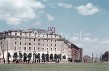 Plac Centralny w Nowej Hucie, lata 50. XXw. Fotografia barwna.

fot. Wiktor Pental/idealcity.pl

