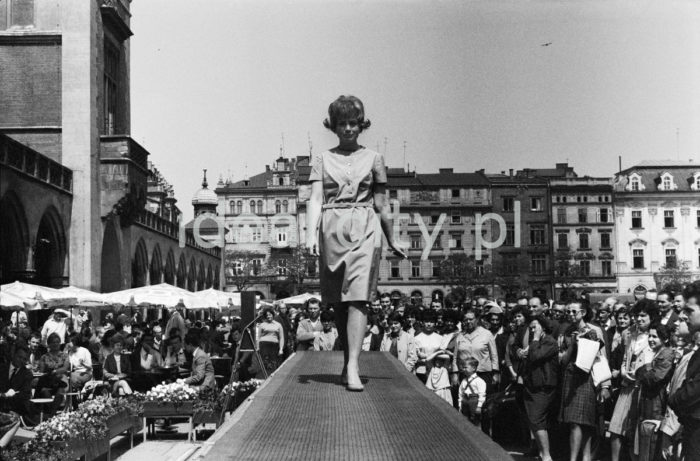 A Moda Polska Fashion Show in Main Market Square, Kraków. 1960s.

Pokaz Mody Polskiej na Rynku Głównym w Krakowie, Lata 60. XX w. 

Photo by Henryk Makarewicz/idealcity.pl

