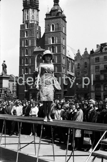 A Moda Polska Fashion Show in Main Market Square, Kraków. 1960s.

Pokaz Mody Polskiej na Rynku Głównym w Krakowie, Lata 60. XX w. 

Photo by Henryk Makarewicz/idealcity.pl

