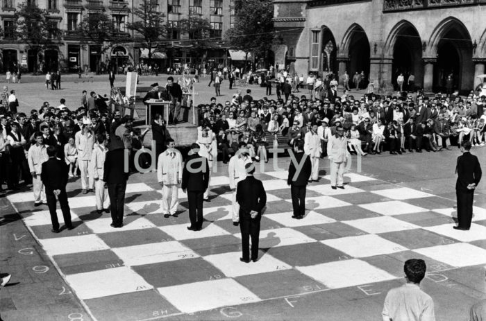 A chess tournament with human chess in Main Market Square, Kraków. 1960s.

Turniej szachowy z udziałem żywych figur na Rynku Głównym w Krakowie. Lata 60. XX w.

Photo by Henryk Makarewicz/idealcity.pl

