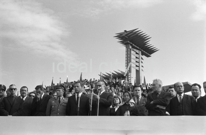 Unveiling the “Organy” monument by Władysław Hasior, Snozka Col. 1966.

Odsłonięcie pomnika 