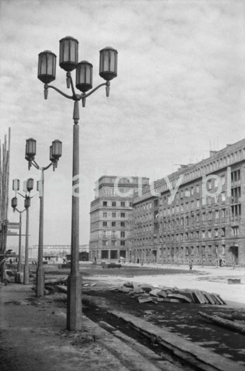 Residential buildings (unplastered) in what was to become Aleja Róż, B-31 (Centrum B) Estate, further back: B-33 (Słoneczne) Estate. 1950s. In the middle of the photograph: the corner tower of the Centrum B Estate at the intersection of Aleja Róż and Aleja Przyjaźni.

Budynki mieszkalne osiedli centralnych (nieotynkowane) przy późniejszej Alei Róż, na osiedlu B-31 (Centrum B), w tle widoczne osiedle B-33 (Słoneczne), lata 50. W centrum kadru widoczna wieża narożna osiedla Centrum B na skrzyżowaniu Alei Róż z Aleją Przyjaźni.

Photo by Henryk Makarewicz/idealcity.pl