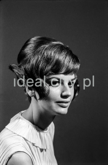 Uczestniczka festiwalu mody, Hala Wisły, 1966r. Kraków

fot. Henryk Makarewicz/idealcity.pl

