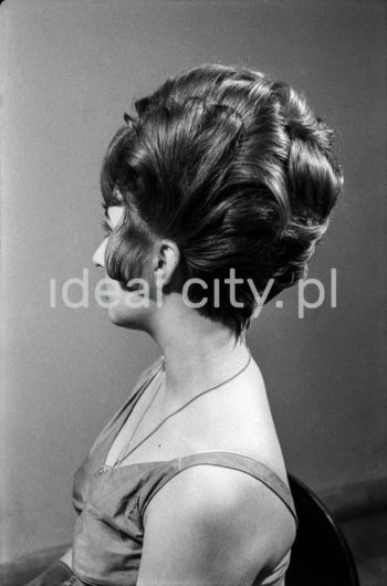 Uczestniczka festiwalu mody, Hala Wisły, 1966r. Kraków

fot. Henryk Makarewicz/idealcity.pl

