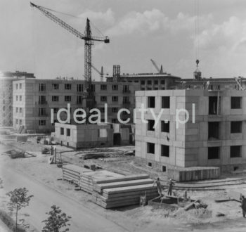 Construction of the Hutnicze Estate. First half of the 1950s.

Budowa Osiedla Hutniczego, pierwsza połowa lat 50. XX w.

Photo by Wiktor Pental/idealcity.pl
