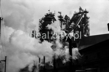 Zakład Koksochemiczny kombinatu metalurgicznego Huty im. Lenina. Koksownia to zakład przemysłowy, w którym w piecach koksowniczych poddaje się odgazowaniu węgiel kamienny i otrzymuje się koks, gaz koksowniczy, benzol, wodę amoniakalną i smołę pogazową (wykorzystywaną między innymi do produkcji środków ochrony roślin, lekarstw, barwników, mas plastycznych oraz materiałów wybuchowych). Lata 60. XXw.

fot. Henryk Makarewicz/idealcity.pl



