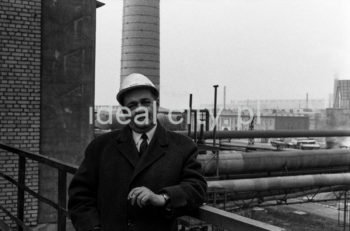 Zakład Koksochemiczny kombinatu metalurgicznego Huty im. Lenina. Koksownia to zakład przemysłowy, w którym w piecach koksowniczych poddaje się odgazowaniu węgiel kamienny i otrzymuje się koks, gaz koksowniczy, benzol, wodę amoniakalną i smołę pogazową (wykorzystywaną między innymi do produkcji środków ochrony roślin, lekarstw, barwników, mas plastycznych oraz materiałów wybuchowych). Lata 60. XXw.

fot. Henryk Makarewicz/idealcity.pl




