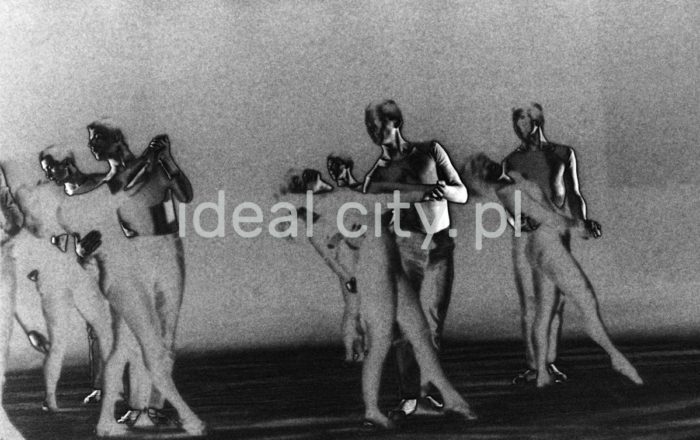 Balet Form Nowoczesnych (Modern Forms Ballet). 1960s. Kraków.

Balet form nowoczesnych, lata 60. XX w. Kraków

Photo by Henryk Makarewicz/idealcity.pl
