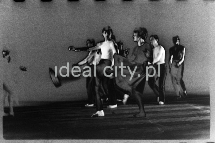 Balet Form Nowoczesnych (Modern Forms Ballet). 1960s. Kraków.

Balet form nowoczesnych, lata 60. XX w. Kraków

Photo by Henryk Makarewicz/idealcity.pl
