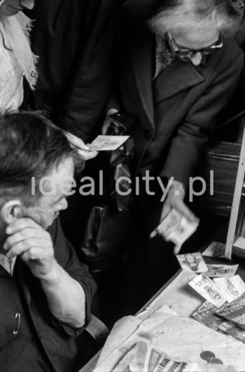 Nikifor Krynicki szkicuje plany Nowej Huty i przedstawia komisji do oceny, Krynica Górska, lata 50 XXw.

fot. Henryk Makarewicz/idealcity.pl


