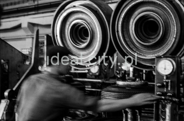 Inside a production hall of the Stomil-Dębica Rubber Tyre Manufacturing. 1960s.

Zakłady Przemysłu Gumowego „Stomil-Dębica”, wnętrze hali produkcyjnej, lata 60. XX w.

Photo by Henryk Makarewicz/idealcity.pl


