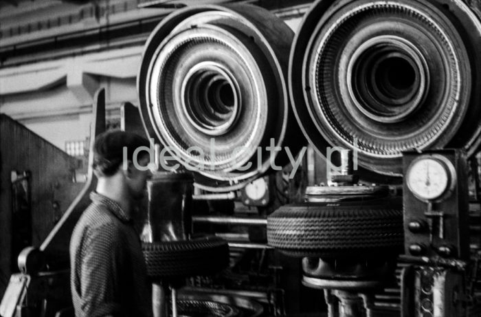 Inside a production hall of the Stomil-Dębica Rubber Tyre Manufacturing. 1960s.

Zakłady Przemysłu Gumowego „Stomil-Dębica”, wnętrze hali produkcyjnej, lata 60. XX w.

Photo by Henryk Makarewicz/idealcity.pl


