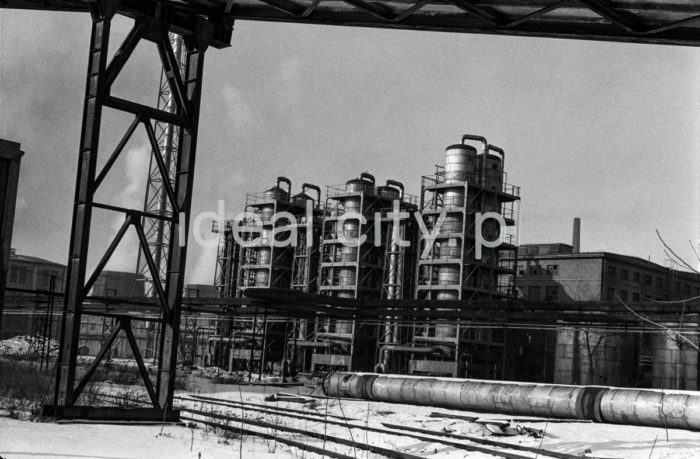 Zakłady Azotowe im. Feliksa Dzierżyńskiego w Tarnowie-Mościcach, zbiorniki z chemikaliami, lata 60. XXw.

fot. Henryk Makarewicz/idealcity.pl
