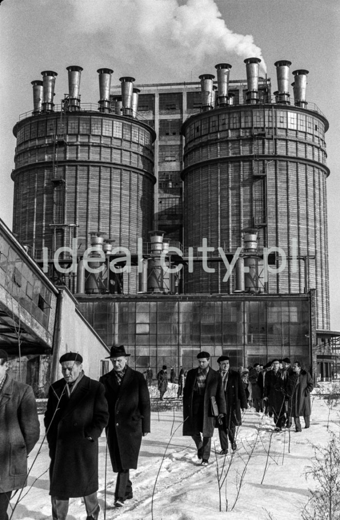 A delegation from the Lenin Steelworks visiting the Feliks Dzierżyński Nitrogen Plant in Tarnów-Mościce. 1960s.

Delegacja Huty im. W.I. Lenina w Zakładach Azotowych im. Feliksa Dzierżyńskiego w Tarnowie-Mościcach, lata 60. XX w.

Photo by Henryk Makarewicz/idealcity.pl

