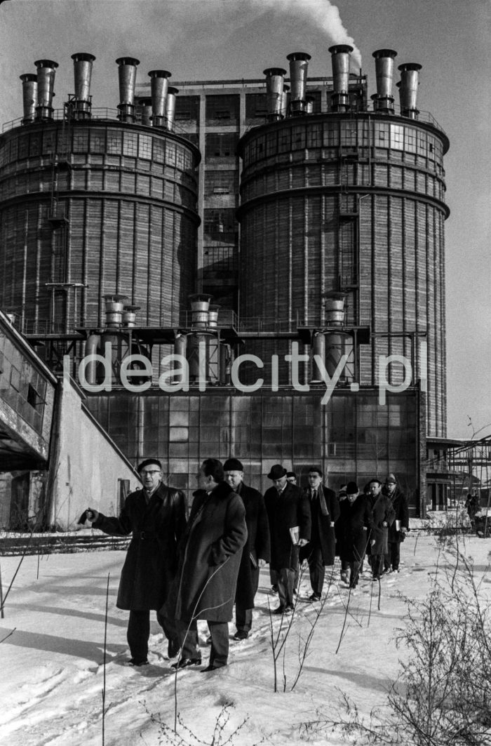 A delegation from the Lenin Steelworks visiting the Feliks Dzierżyński Nitrogen Plant in Tarnów-Mościce. 1960s.

Delegacja Huty im. W.I. Lenina w Zakładach Azotowych im. Feliksa Dzierżyńskiego w Tarnowie-Mościcach, lata 60. XX w.

Photo by Henryk Makarewicz/idealcity.pl

