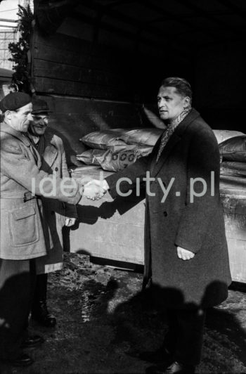 Delegacja Huty im. W.I. Lenina w Zakładach Azotowych im. Feliksa Dzierżyńskiego w Tarnowie-Mościcach, lata 60. XX w.

fot. Henryk Makarewicz/idealcity.pl

