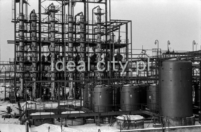 Feliks Dzierżyński Nitrogen Plant in Tarnów-Mościce, containers for chemicals. 1960s. 

Zakłady Azotowe im. Feliksa Dzierżyńskiego w Tarnowie-Mościcach, zbiorniki z chemikaliami, lata 60. XX w.

Photo by Henryk Makarewicz/idealcity.pl
