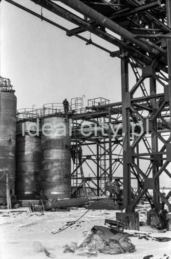 Zakłady Azotowe im. Feliksa Dzierżyńskiego w Tarnowie-Mościcach, zbiorniki z chemikaliami, lata 60. XXw.

fot. Henryk Makarewicz/idealcity.pl

