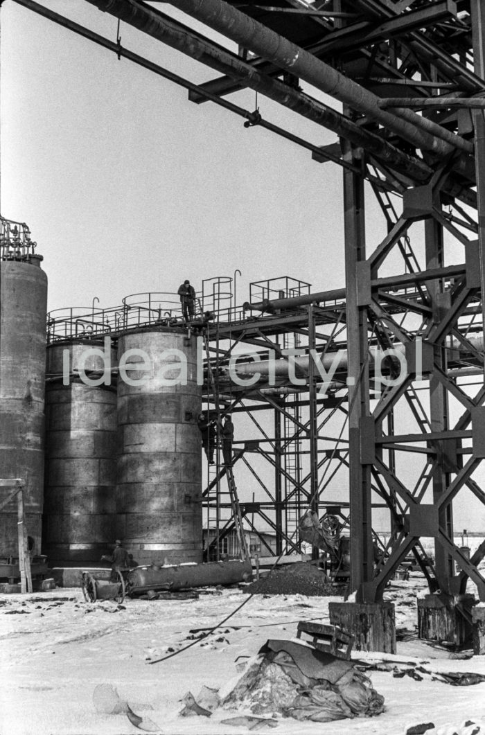 Feliks Dzierżyński Nitrogen Plant in Tarnów-Mościce, containers for chemicals. 1960s. 

Zakłady Azotowe im. Feliksa Dzierżyńskiego w Tarnowie-Mościcach, zbiorniki z chemikaliami, lata 60. XX w.

Photo by Henryk Makarewicz/idealcity.pl

