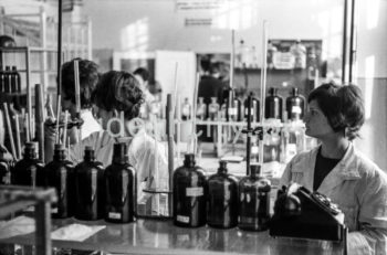 Zakłady Azotowe im. Feliksa Dzierżyńskiego w Tarnowie-Mościcach, laboratorium, lata 60. XXw.

fot. Henryk Makarewicz/idealcity.pl

