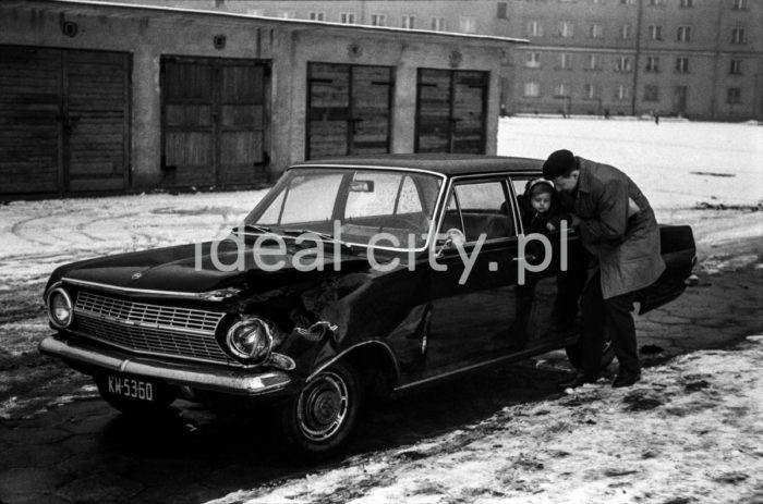 Opel Rekord Sedan na osiedlu w Nowej Hucie.

fot. Henryk Makarewicz/idealcity.pl

