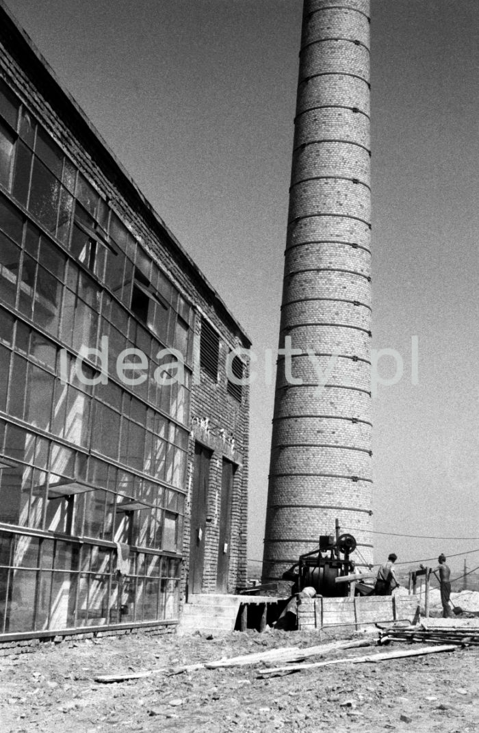 Building an industrial plant in Nowy Sącz. 1960s.

Budowa zakładów przemysłowych w Nowym Sączu. Lata 60. XX w.

Photo by Henryk Makarewicz/idealcity.pl


