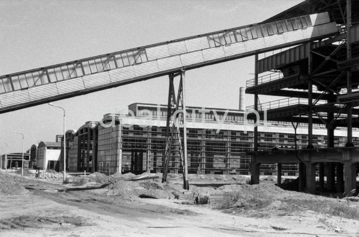 Building an industrial plant in Nowy Sącz. 1960s.

Budowa zakładów przemysłowych w Nowym Sączu. Lata 60. XX w.

Photo by Henryk Makarewicz/idealcity.pl



