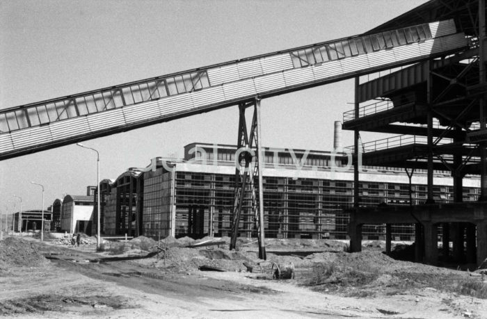 Building an industrial plant in Nowy Sącz. 1960s.

Budowa zakładów przemysłowych w Nowym Sączu. Lata 60. XX w.

Photo by Henryk Makarewicz/idealcity.pl



