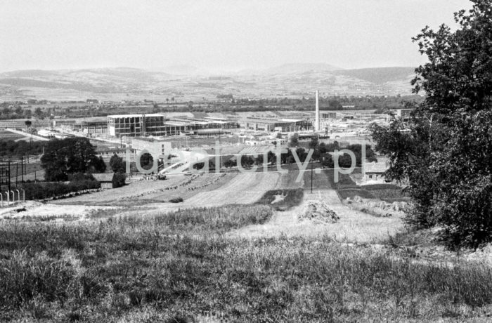 Haymaking against the background of an industrial plant under construction in Nowy Sącz. 1960s.

Sianokosy na tle budowy zakładów przemysłowych w Nowym Sączu. Lata 60. XX w.

Photo by Henryk Makarewicz/idealcity.pl



