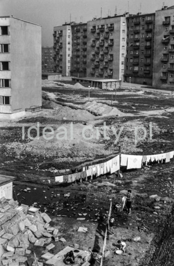 Untidy courtyard among residential blocks on the Centrum D (D-31) Estate. 1960s.

Nieuporządkowane podwórko pomiędzy blokami mieszkalnymi na osiedlu Centrum D (D-31), lata 60.

Photo by Henryk Makarewicz/idealcity.pl

